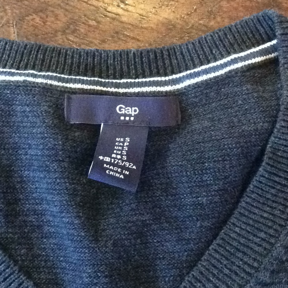 Men's Gap Sweater - Picture 2 of 3